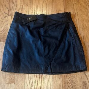 Faux leather skirt
Black , cute side design and side zip